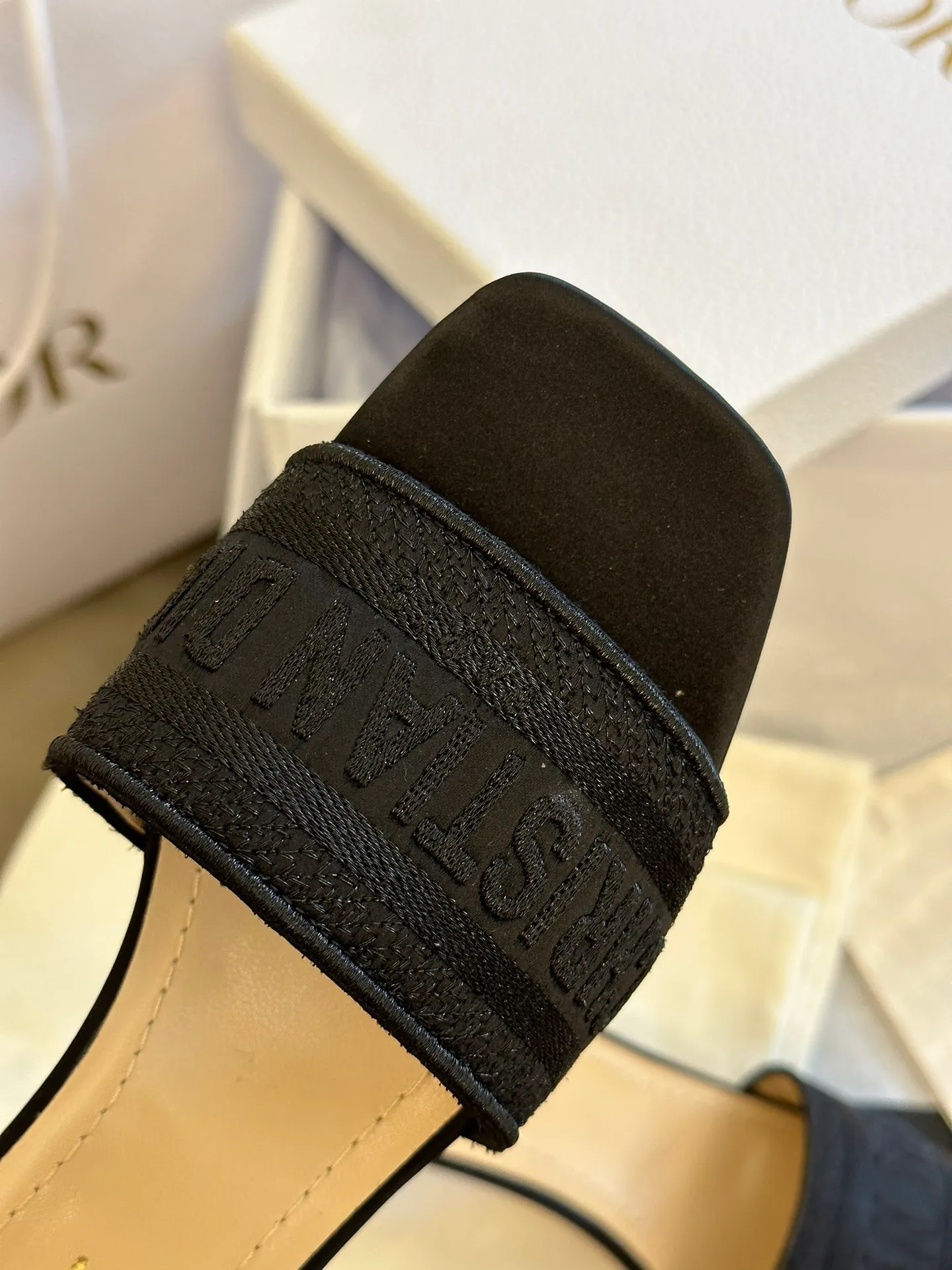 👟👟Ex-factory price 440👟👟 Dior • Dior 2025 DWAY spring and summer new one-word embroidered slippers version CD letter logo three-dimensional embroidered cylindrical heel sandals Square toe thick heel jelly color open-toe slippers Upper: Original consistent high-temperature water-soluble cotton electro-embroidery technology silk fabric Lining: Water-dyed sheepskin lining Outsole: Italian leather outsole Heel height: 3.5CM Number of yards: 35-40